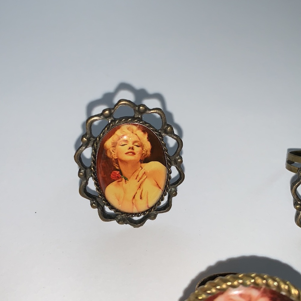 Retro Marilyn Monroe rings - Picture 3 of 6